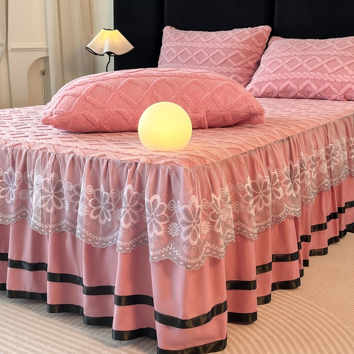 91家纺网 家纺一手货源 找家纺 米瑞娜 2025新款塔芙绒床裙三件套雕花绒蕾丝跨境单床裙外贸现货尺寸齐全 马尾型-玫红