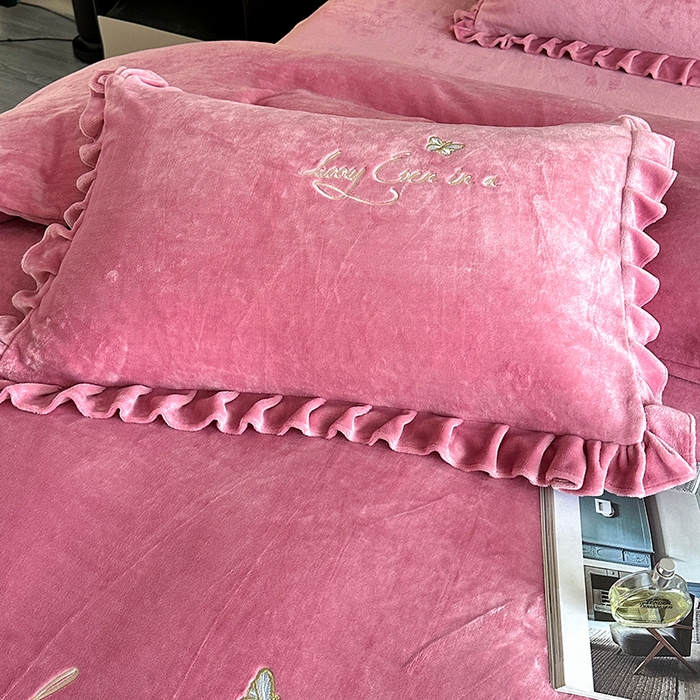 91家纺网 家纺一手货源 找家纺 董韵家纺 2025新款高克重 250克9-10斤牛奶绒 刺绣床单四件套系列 柔雾-豆沙