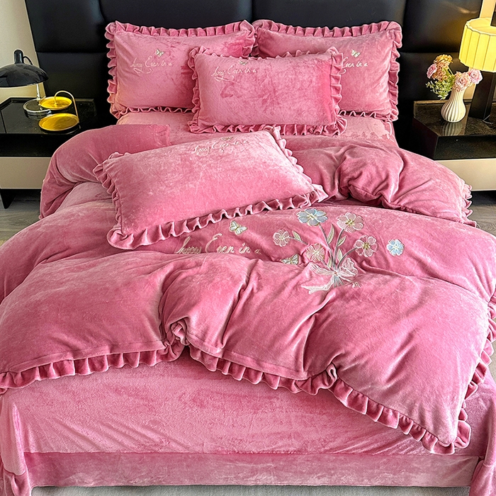 91家纺网 家纺一手货源 找家纺 董韵家纺 2025新款高克重 250克9-10斤牛奶绒 刺绣床单四件套系列 柔雾-豆沙