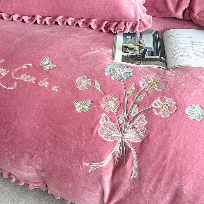 91家纺网 家纺一手货源 找家纺 董韵家纺 2025新款高克重 250克9-10斤牛奶绒 刺绣床单四件套系列 柔雾-豆沙