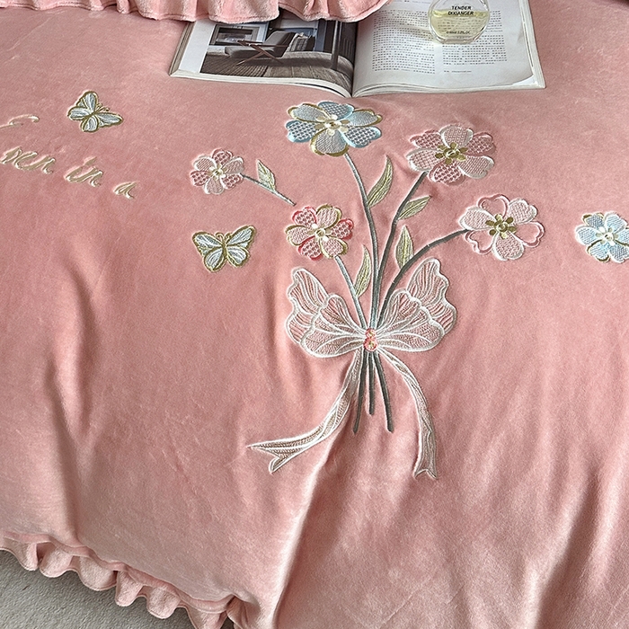 91家纺网 家纺一手货源 找家纺 董韵家纺 2025新款高克重 250克9-10斤牛奶绒 刺绣床单四件套系列 柔雾-浅豆沙