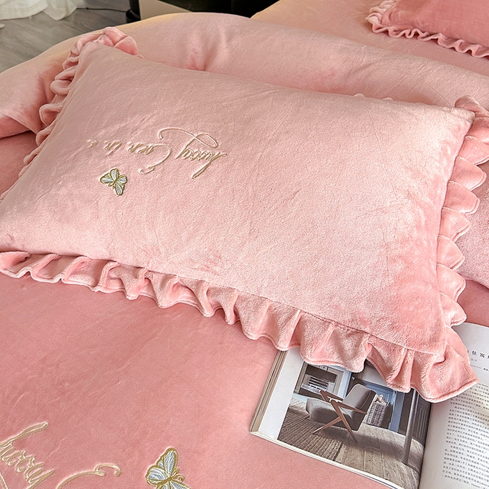 91家纺网 家纺一手货源 找家纺 董韵家纺 2025新款高克重 250克9-10斤牛奶绒 刺绣床单四件套系列 柔雾-浅豆沙