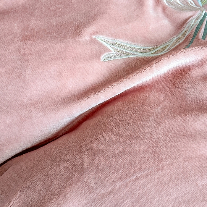 91家纺网 家纺一手货源 找家纺 董韵家纺 2025新款高克重 250克9-10斤牛奶绒 刺绣床单四件套系列 柔雾-浅豆沙