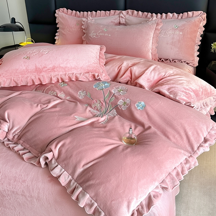 91家纺网 家纺一手货源 找家纺 董韵家纺 2025新款高克重 250克9-10斤牛奶绒 刺绣床单四件套系列 柔雾-浅豆沙