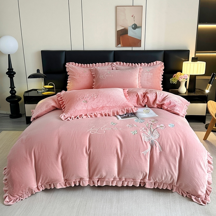 91家纺网 家纺一手货源 找家纺 董韵家纺 2025新款高克重 250克9-10斤牛奶绒 刺绣床单四件套系列 柔雾-浅豆沙