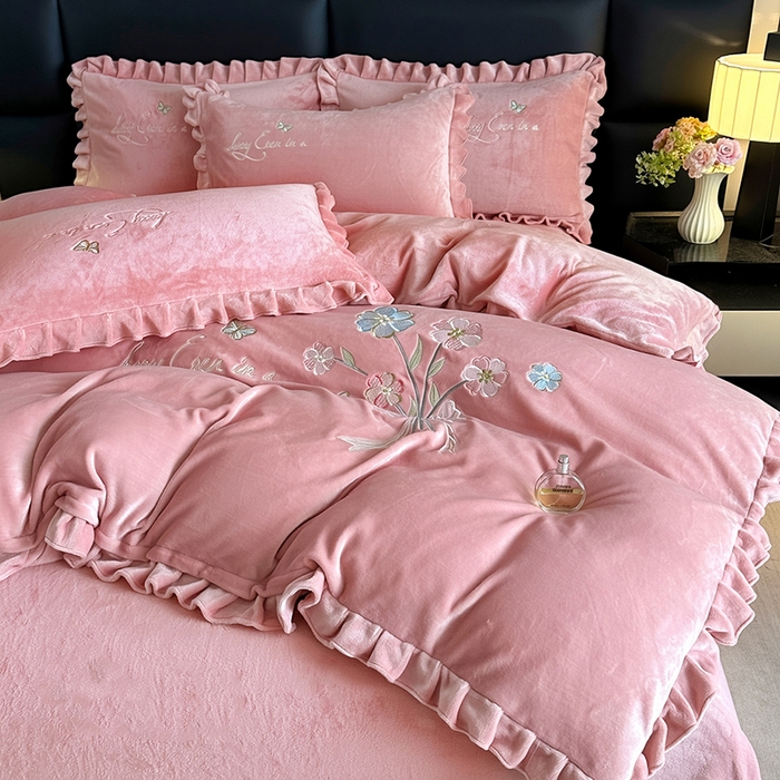 91家纺网 家纺一手货源 找家纺 董韵家纺 2025新款高克重 250克9-10斤牛奶绒 刺绣床单四件套系列 柔雾-浅豆沙