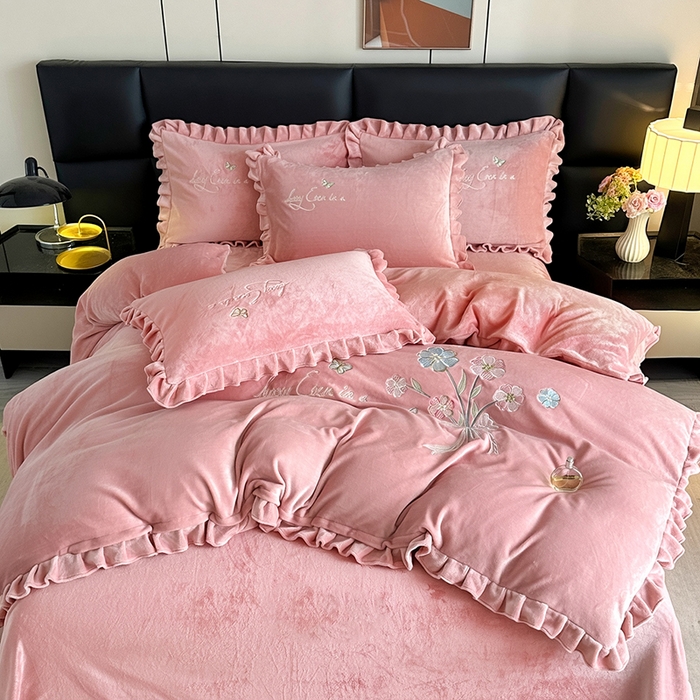 91家纺网 家纺一手货源 找家纺 董韵家纺 2025新款高克重 250克9-10斤牛奶绒 刺绣床单四件套系列 柔雾-浅豆沙