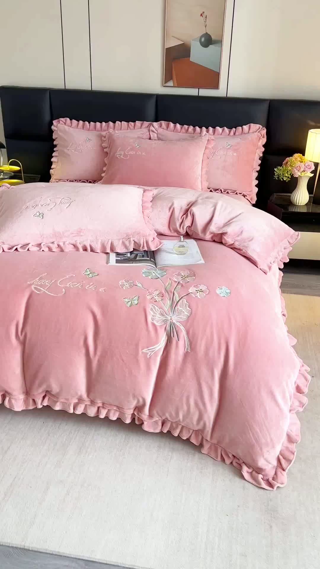 91家纺网 家纺一手货源 找家纺 董韵家纺 2025新款高克重 250克9-10斤牛奶绒 刺绣床单四件套系列 柔雾-浅豆沙