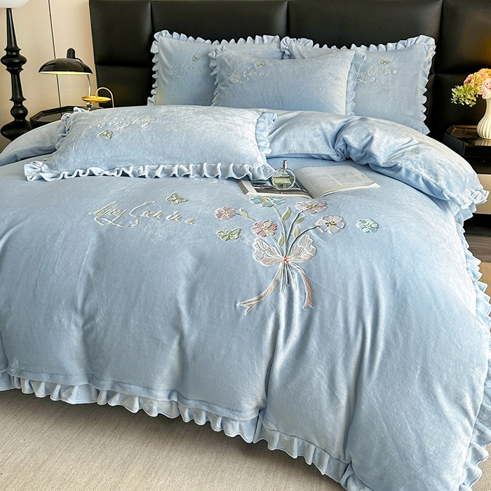 91家纺网 家纺一手货源 找家纺 董韵家纺 2025新款高克重 250克9-10斤牛奶绒 刺绣床单四件套系列 柔雾-浅穹蓝