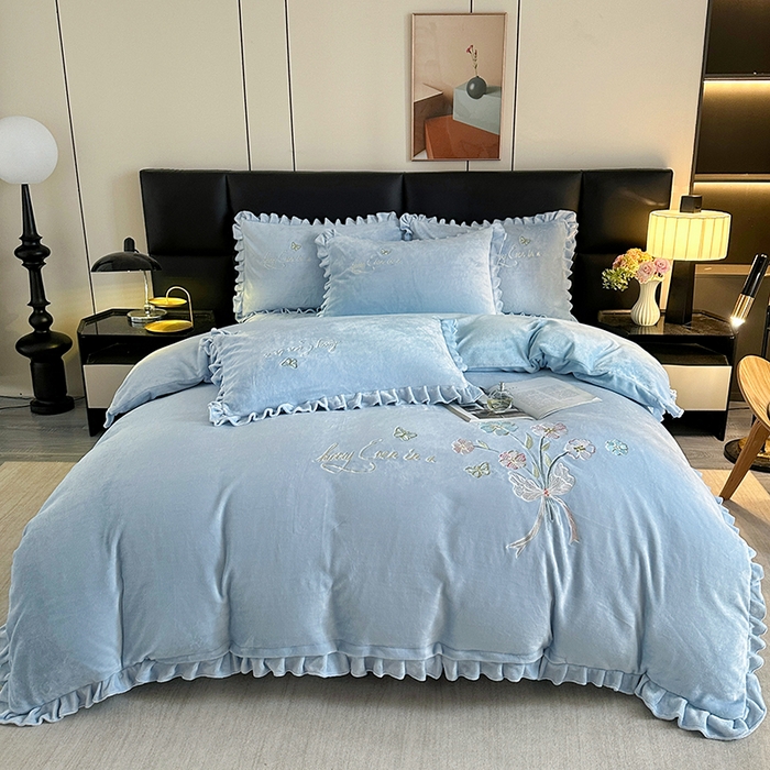 91家纺网 家纺一手货源 找家纺 董韵家纺 2025新款高克重 250克9-10斤牛奶绒 刺绣床单四件套系列 柔雾-浅穹蓝