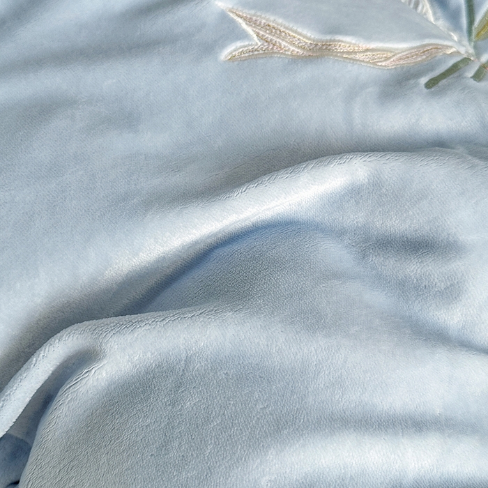 91家纺网 家纺一手货源 找家纺 董韵家纺 2025新款高克重 250克9-10斤牛奶绒 刺绣床单四件套系列 柔雾-浅穹蓝