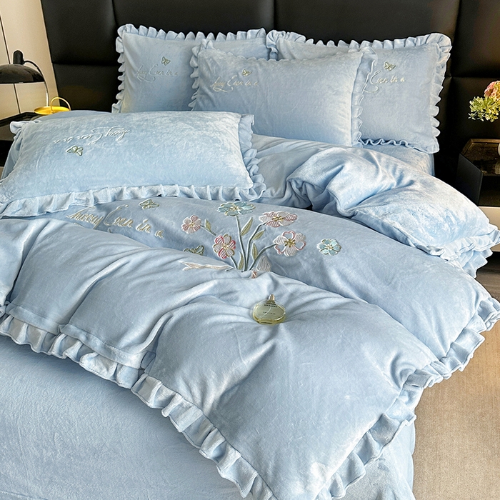 91家纺网 家纺一手货源 找家纺 董韵家纺 2025新款高克重 250克9-10斤牛奶绒 刺绣床单四件套系列 柔雾-浅穹蓝