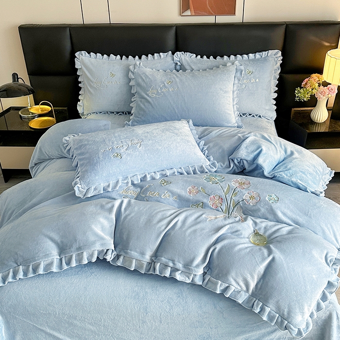 91家纺网 家纺一手货源 找家纺 董韵家纺 2025新款高克重 250克9-10斤牛奶绒 刺绣床单四件套系列 柔雾-浅穹蓝