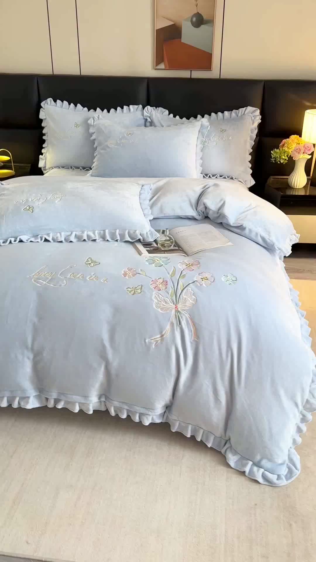 91家纺网 家纺一手货源 找家纺 董韵家纺 2025新款高克重 250克9-10斤牛奶绒 刺绣床单四件套系列 柔雾-浅穹蓝