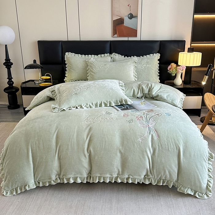 91家纺网 家纺一手货源 找家纺 董韵家纺 2025新款高克重 250克9-10斤牛奶绒 刺绣床单四件套系列 柔雾-青霭