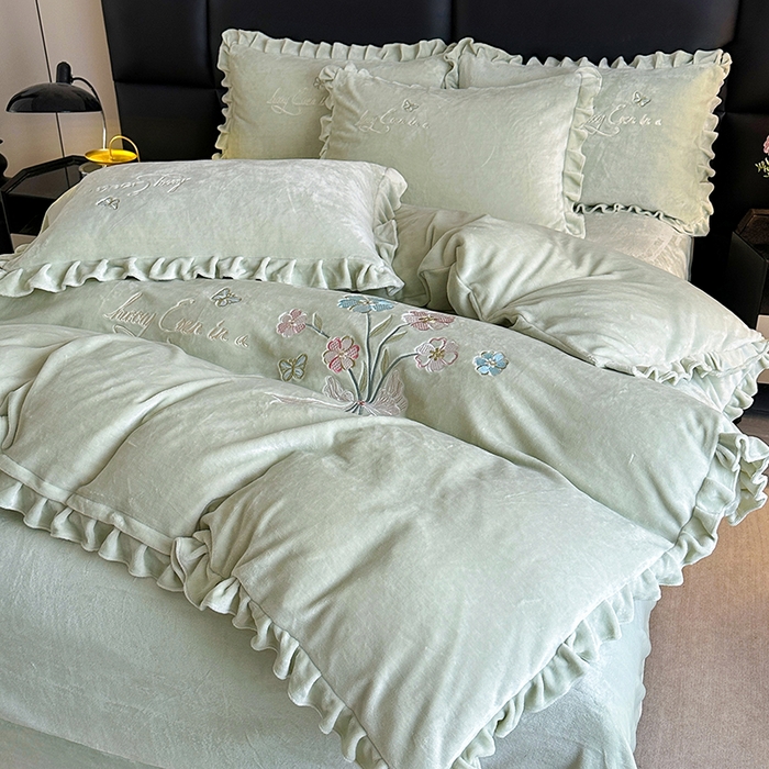 91家纺网 家纺一手货源 找家纺 董韵家纺 2025新款高克重 250克9-10斤牛奶绒 刺绣床单四件套系列 柔雾-青霭