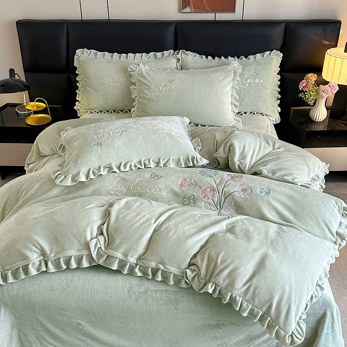 91家纺网 家纺一手货源 找家纺 董韵家纺 2025新款高克重 250克9-10斤牛奶绒 刺绣床单四件套系列 柔雾-青霭