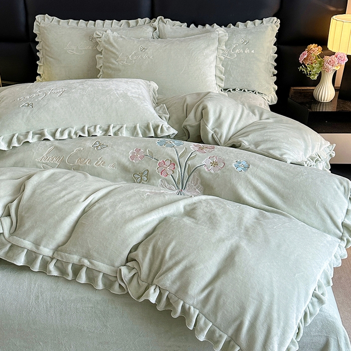 91家纺网 家纺一手货源 找家纺 董韵家纺 2025新款高克重 250克9-10斤牛奶绒 刺绣床单四件套系列 柔雾-青霭
