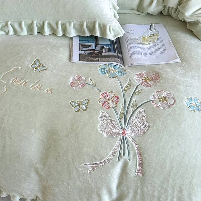 91家纺网 家纺一手货源 找家纺 董韵家纺 2025新款高克重 250克9-10斤牛奶绒 刺绣床单四件套系列 柔雾-青霭