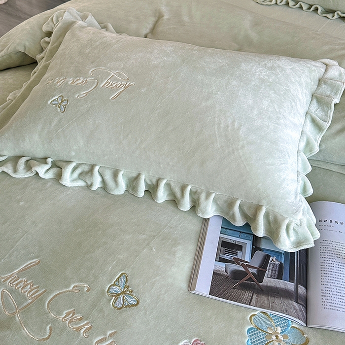 91家纺网 家纺一手货源 找家纺 董韵家纺 2025新款高克重 250克9-10斤牛奶绒 刺绣床单四件套系列 柔雾-青霭