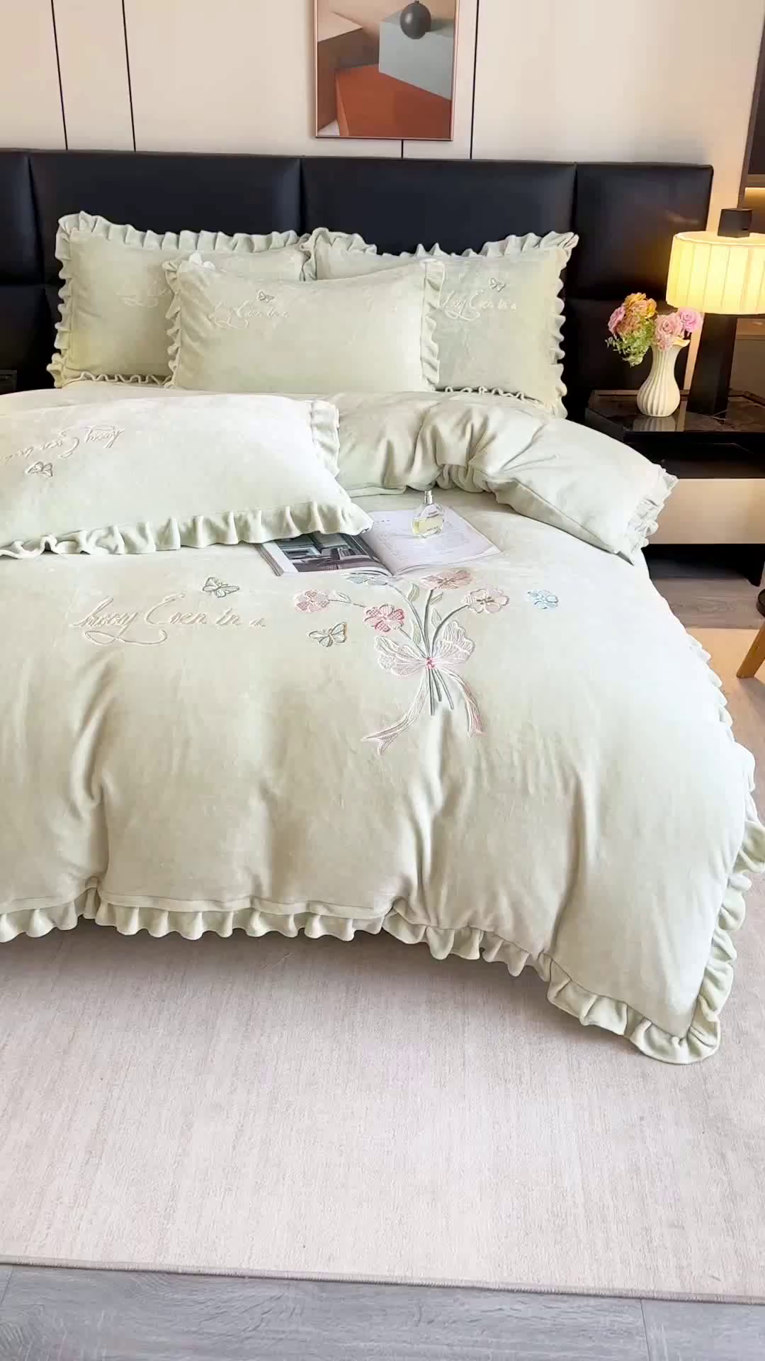 91家纺网 家纺一手货源 找家纺 董韵家纺 2025新款高克重 250克9-10斤牛奶绒 刺绣床单四件套系列 柔雾-青霭