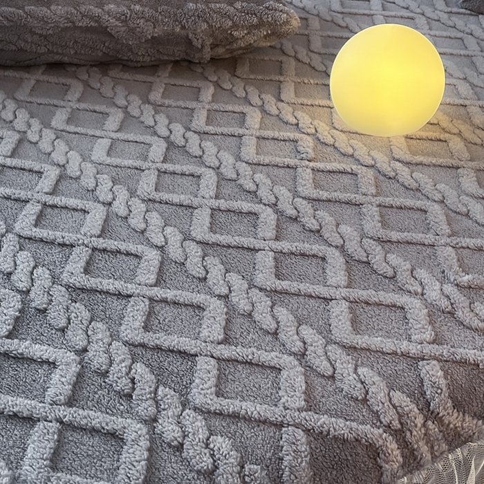 91家纺网 家纺一手货源 找家纺 米瑞娜 2025新款塔芙绒床裙三件套雕花绒蕾丝跨境单床裙外贸现货尺寸齐全 马尾型-灰色