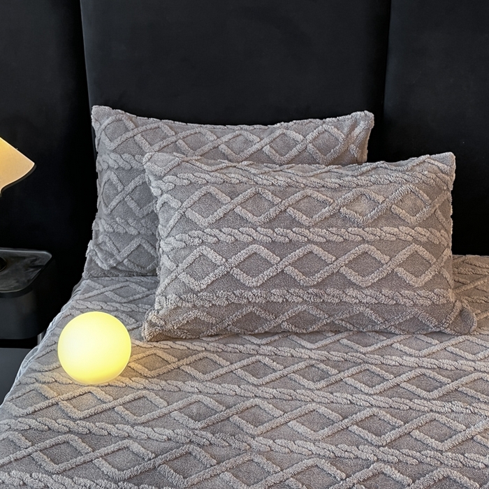 91家纺网 家纺一手货源 找家纺 米瑞娜 2025新款塔芙绒床裙三件套雕花绒蕾丝跨境单床裙外贸现货尺寸齐全 马尾型-灰色