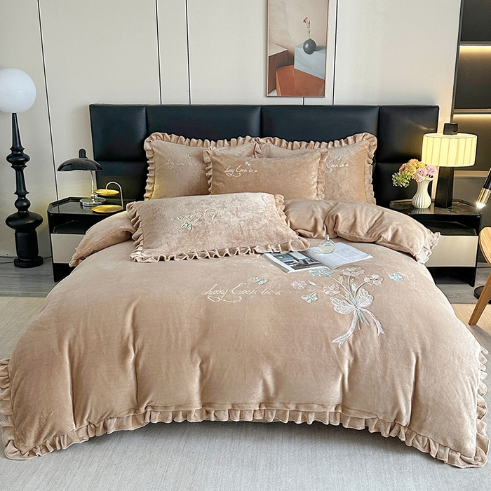 91家纺网 家纺一手货源 找家纺 董韵家纺 2025新款高克重 250克9-10斤牛奶绒 刺绣床单四件套系列 柔雾-驼奶咖