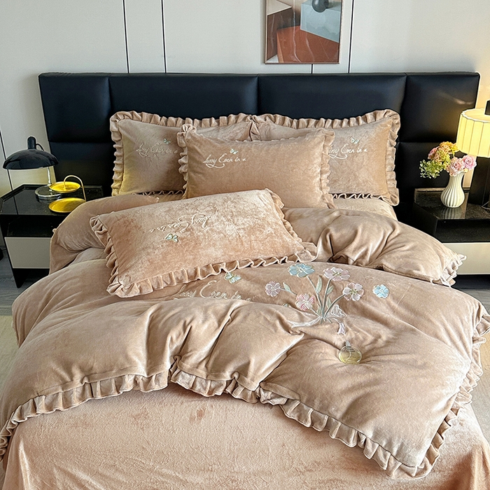 91家纺网 家纺一手货源 找家纺 董韵家纺 2025新款高克重 250克9-10斤牛奶绒 刺绣床单四件套系列 柔雾-驼奶咖