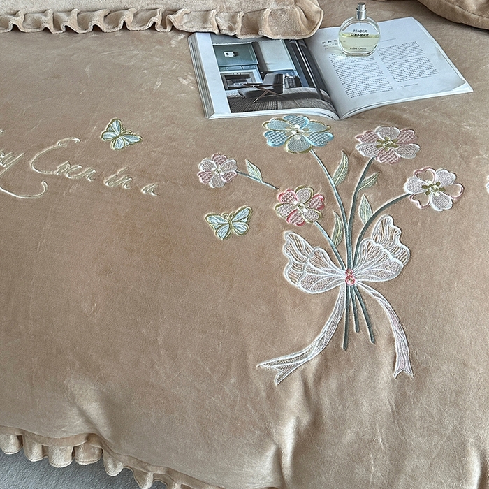 91家纺网 家纺一手货源 找家纺 董韵家纺 2025新款高克重 250克9-10斤牛奶绒 刺绣床单四件套系列 柔雾-驼奶咖