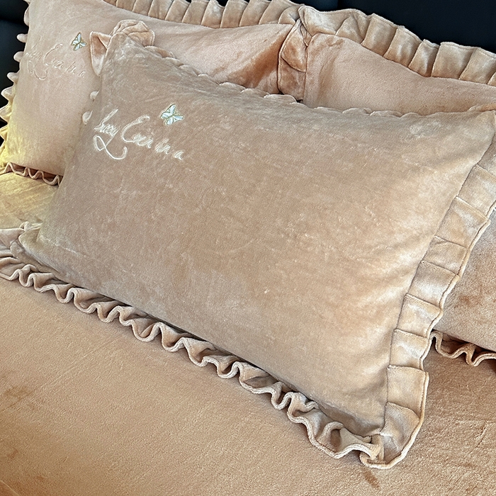 91家纺网 家纺一手货源 找家纺 董韵家纺 2025新款高克重 250克9-10斤牛奶绒 刺绣床单四件套系列 柔雾-驼奶咖