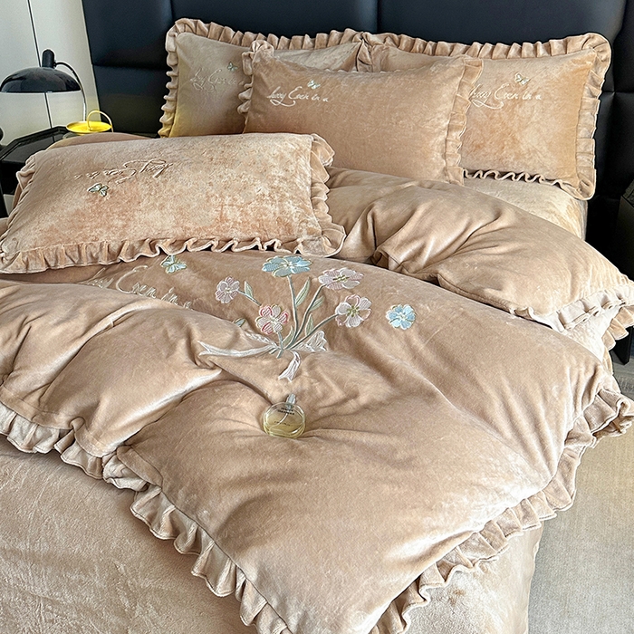 91家纺网 家纺一手货源 找家纺 董韵家纺 2025新款高克重 250克9-10斤牛奶绒 刺绣床单四件套系列 柔雾-驼奶咖