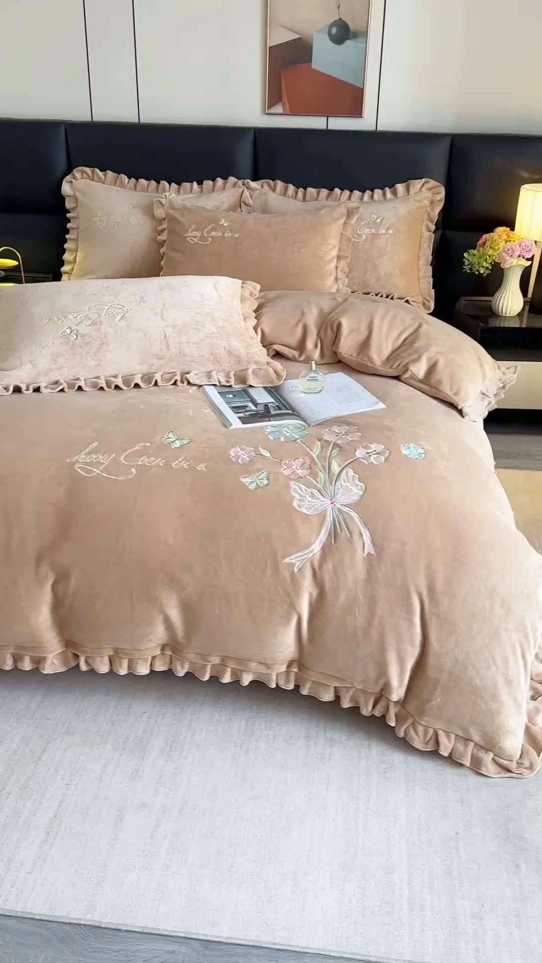 91家纺网 家纺一手货源 找家纺 董韵家纺 2025新款高克重 250克9-10斤牛奶绒 刺绣床单四件套系列 柔雾-驼奶咖