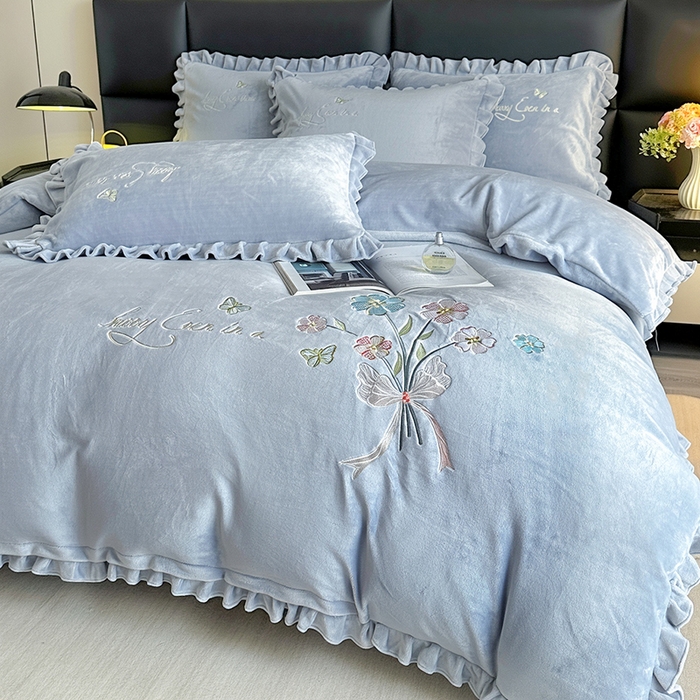 91家纺网 家纺一手货源 找家纺 董韵家纺 2025新款高克重 250克9-10斤牛奶绒 刺绣床单四件套系列 柔雾-云烟灰