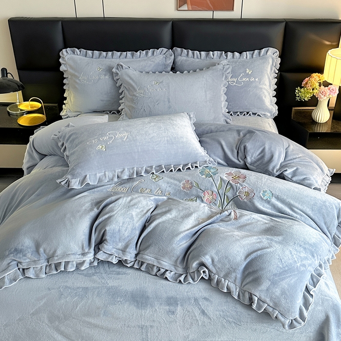 91家纺网 家纺一手货源 找家纺 董韵家纺 2025新款高克重 250克9-10斤牛奶绒 刺绣床单四件套系列 柔雾-云烟灰