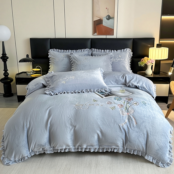 91家纺网 家纺一手货源 找家纺 董韵家纺 2025新款高克重 250克9-10斤牛奶绒 刺绣床单四件套系列 柔雾-云烟灰