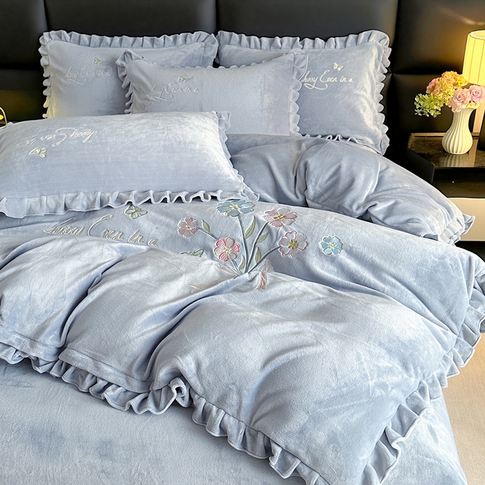 91家纺网 家纺一手货源 找家纺 董韵家纺 2025新款高克重 250克9-10斤牛奶绒 刺绣床单四件套系列 柔雾-云烟灰