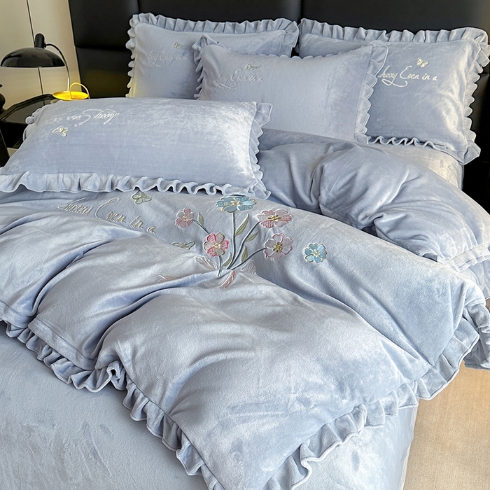 91家纺网 家纺一手货源 找家纺 董韵家纺 2025新款高克重 250克9-10斤牛奶绒 刺绣床单四件套系列 柔雾-云烟灰