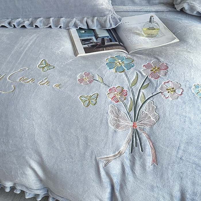 91家纺网 家纺一手货源 找家纺 董韵家纺 2025新款高克重 250克9-10斤牛奶绒 刺绣床单四件套系列 柔雾-云烟灰