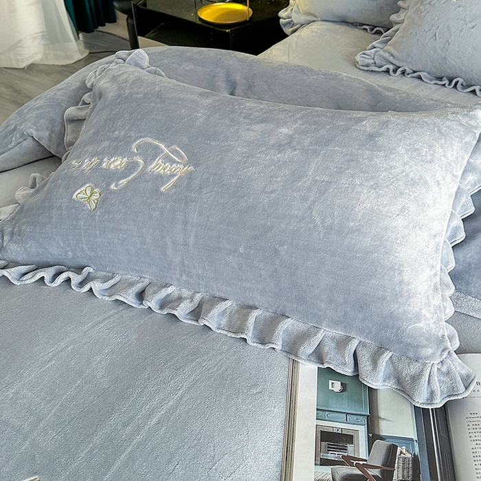 91家纺网 家纺一手货源 找家纺 董韵家纺 2025新款高克重 250克9-10斤牛奶绒 刺绣床单四件套系列 柔雾-云烟灰