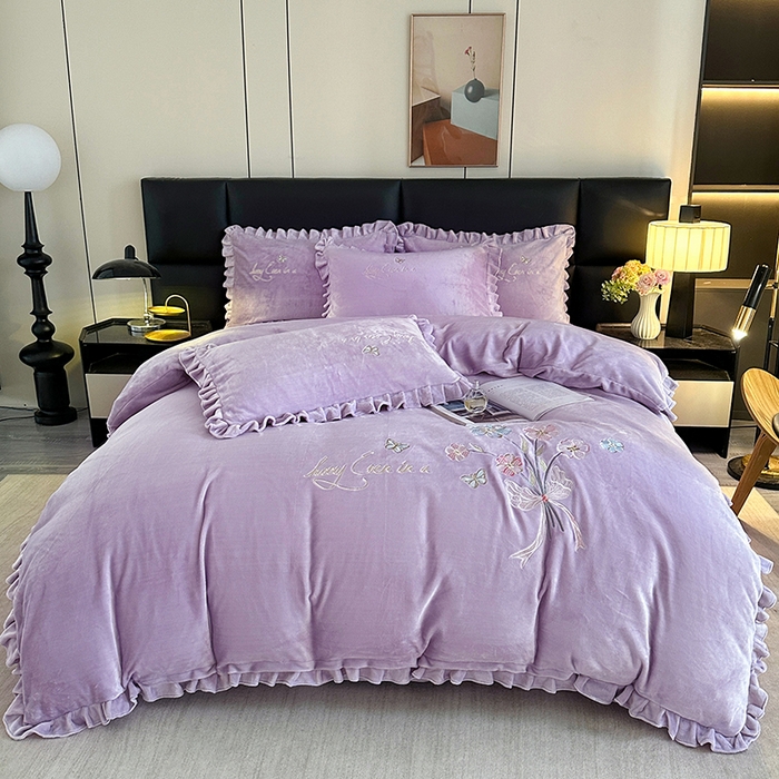 91家纺网 家纺一手货源 找家纺 董韵家纺 2025新款高克重 250克9-10斤牛奶绒 刺绣床单四件套系列 柔雾-云紫
