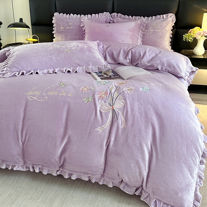 91家纺网 家纺一手货源 找家纺 董韵家纺 2025新款高克重 250克9-10斤牛奶绒 刺绣床单四件套系列 柔雾-云紫