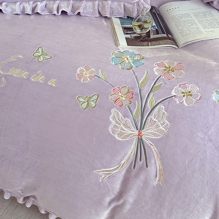 91家纺网 家纺一手货源 找家纺 董韵家纺 2025新款高克重 250克9-10斤牛奶绒 刺绣床单四件套系列 柔雾-云紫