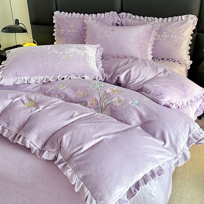 91家纺网 家纺一手货源 找家纺 董韵家纺 2025新款高克重 250克9-10斤牛奶绒 刺绣床单四件套系列 柔雾-云紫
