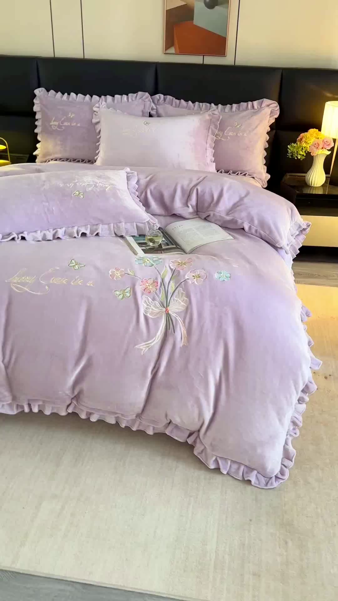 91家纺网 家纺一手货源 找家纺 董韵家纺 2025新款高克重 250克9-10斤牛奶绒 刺绣床单四件套系列 柔雾-云紫