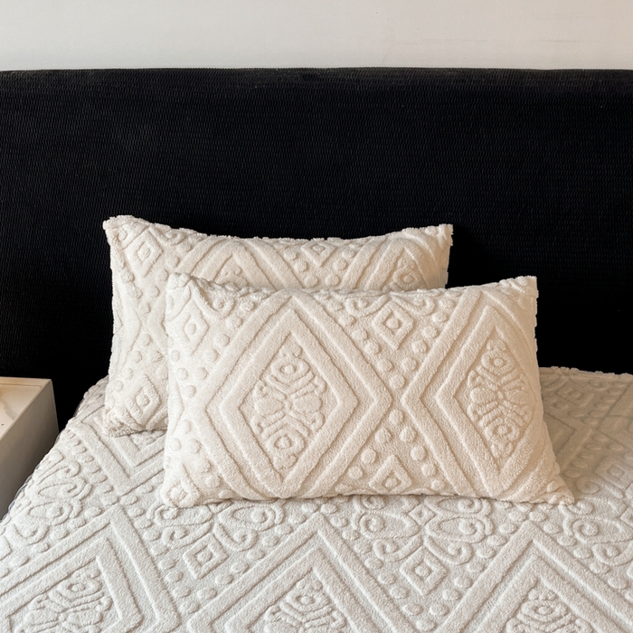 91家纺网 家纺一手货源 找家纺 米瑞娜 2025新款塔芙绒床裙三件套雕花绒蕾丝跨境单床裙外贸现货尺寸齐全 欧式床裙-白色