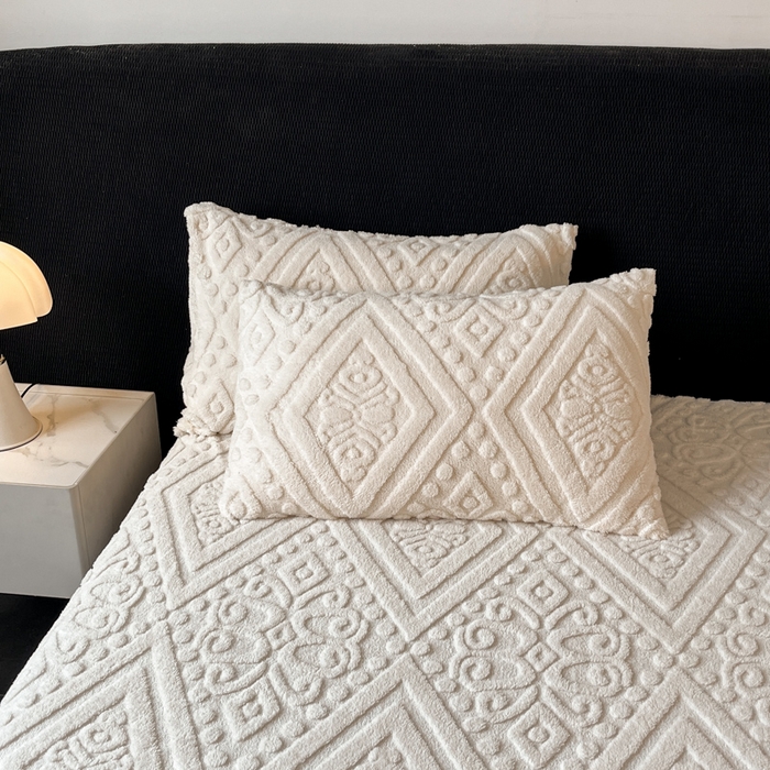 91家纺网 家纺一手货源 找家纺 米瑞娜 2025新款塔芙绒床裙三件套雕花绒蕾丝跨境单床裙外贸现货尺寸齐全 欧式床裙-白色