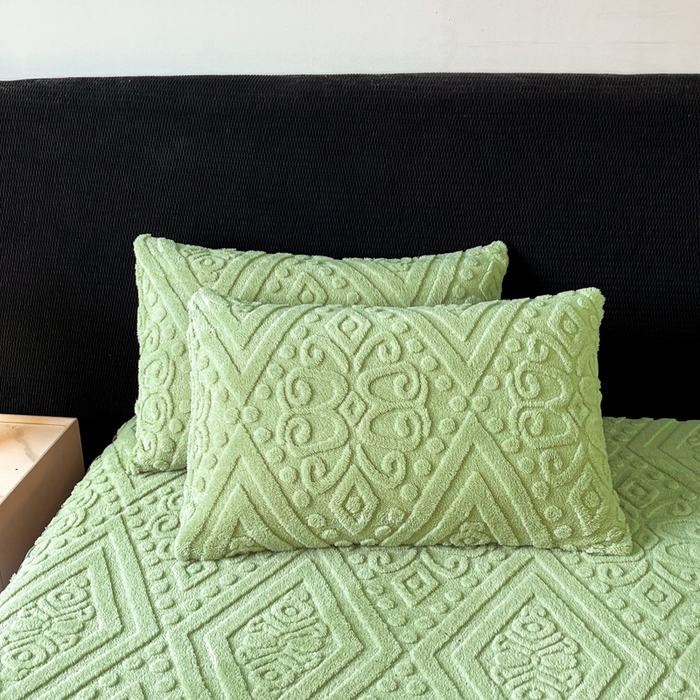 91家纺网 家纺一手货源 找家纺 米瑞娜 2025新款塔芙绒床裙三件套雕花绒蕾丝跨境单床裙外贸现货尺寸齐全 欧式床裙-果绿