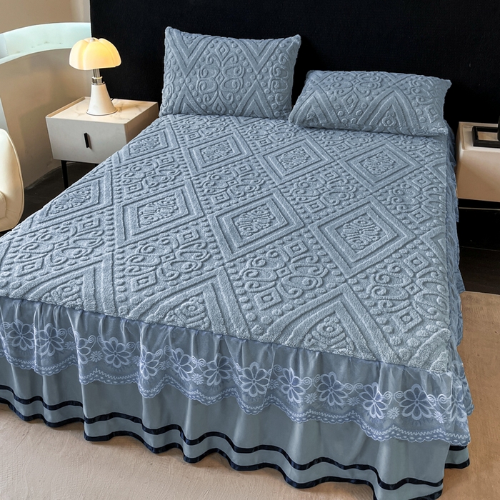 91家纺网 家纺一手货源 找家纺 米瑞娜 2025新款塔芙绒床裙三件套雕花绒蕾丝跨境单床裙外贸现货尺寸齐全 欧式床裙-蓝灰