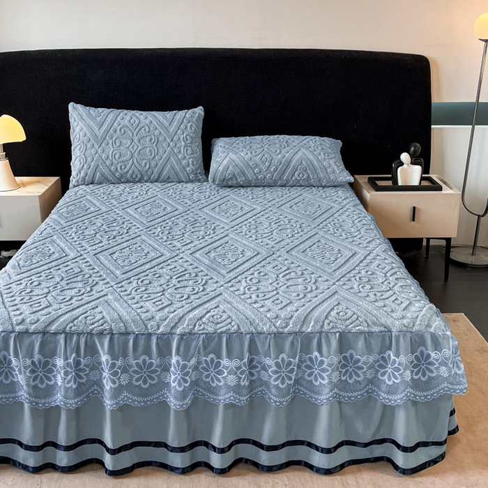 91家纺网 家纺一手货源 找家纺 米瑞娜 2025新款塔芙绒床裙三件套雕花绒蕾丝跨境单床裙外贸现货尺寸齐全 欧式床裙-蓝灰